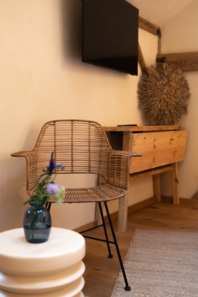 Gemütliches Interieur bei Gut Leben Berlin mit natürlichen Holzelementen und stilvoller Dekoration.