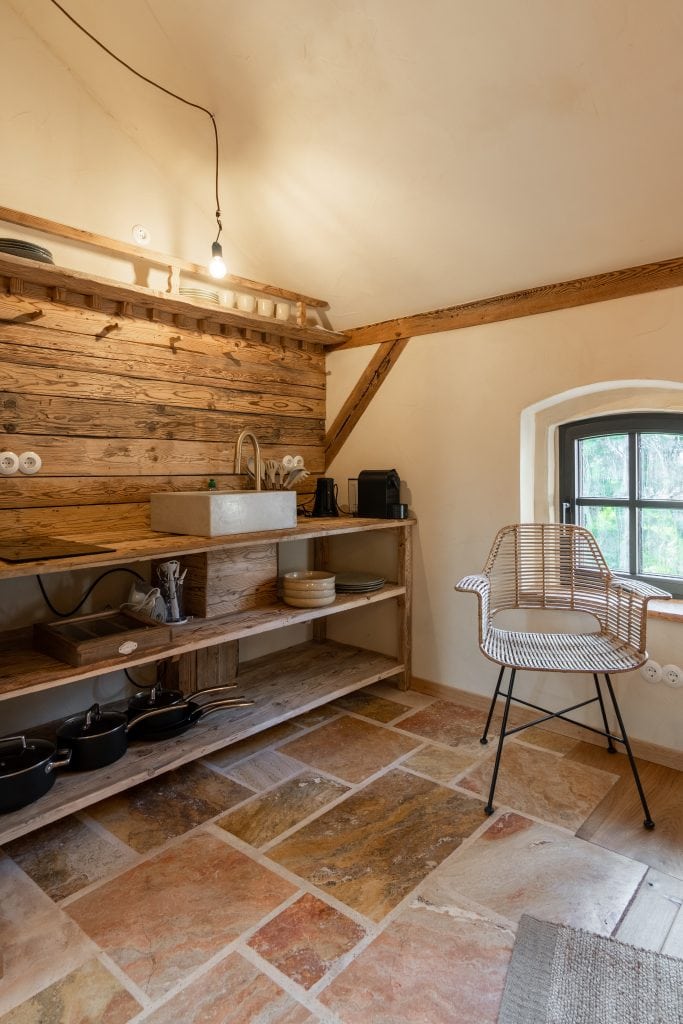 Rustikale Küche im Bio-Hofgut mit nachhaltigem Lebensstil, Naturmaterialien, Gemütlichkeit und gesunder Ernährung.