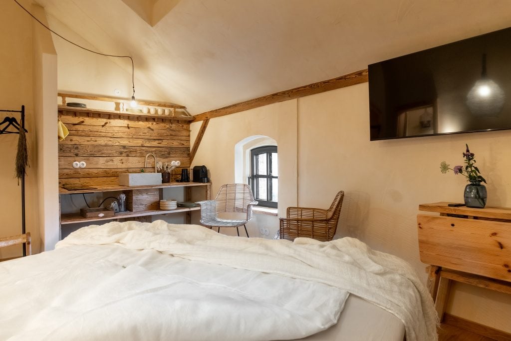 Gemütliches Hotelzimmer mit natürlichem Holzdesign und komfortablem Ambiente in Berlin.