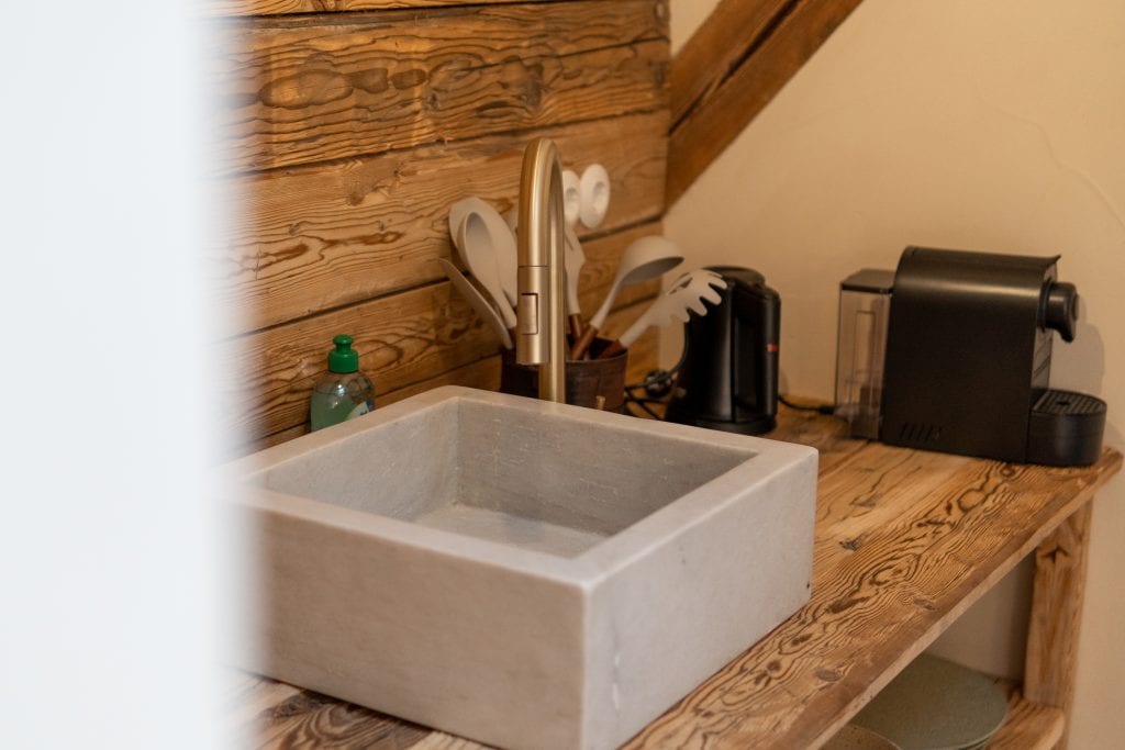 Hochwertige Küchenspüle mit Holzarbeitsplatte und modernen Küchengeräten für ein nachhaltiges Leben.