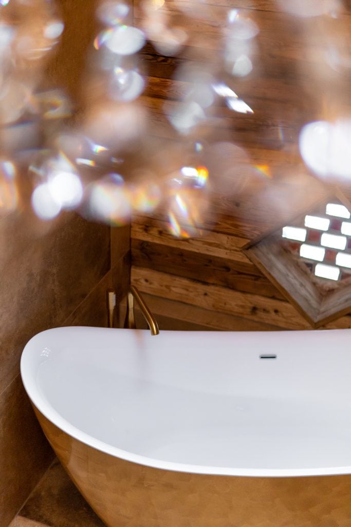 Luxuri&ouml;se Badewanne im nat&uuml;rlichen Holzdesign, perfekt f&uuml;r nachhaltiges Wohlbefinden und gesunden Lebensstil.