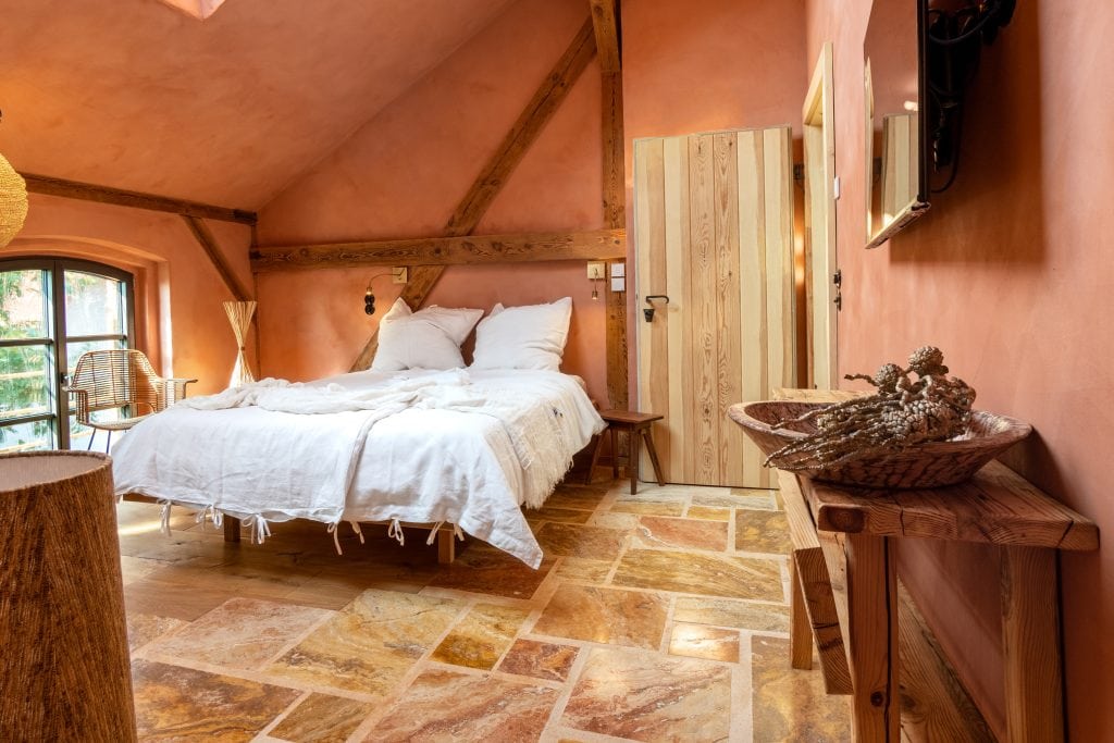 Gemütliches Schlafzimmer im Berliner Gut Leben, rustikale Einrichtung und natürliche Materialien.