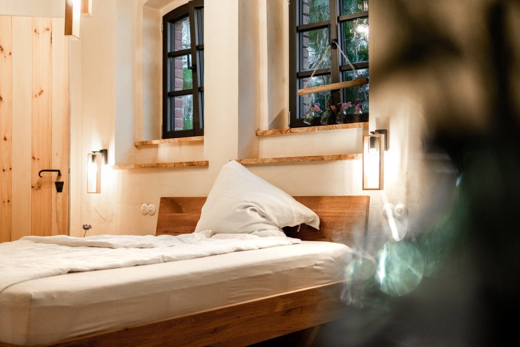 Ruhiges Schlafzimmer mit Holzdekor und Fenstern, gem&uuml;tlich, Natur, entspannend.