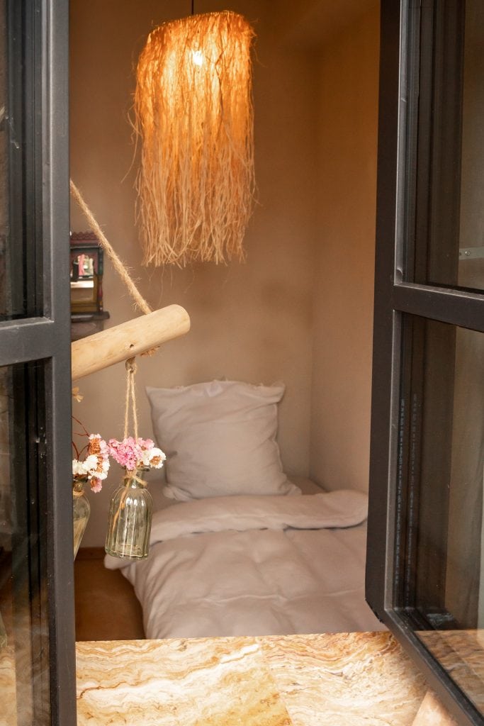 Gem&uuml;tliches Schlafzimmer mit Naturholzm&ouml;beln und entspannender Atmosph&auml;re.