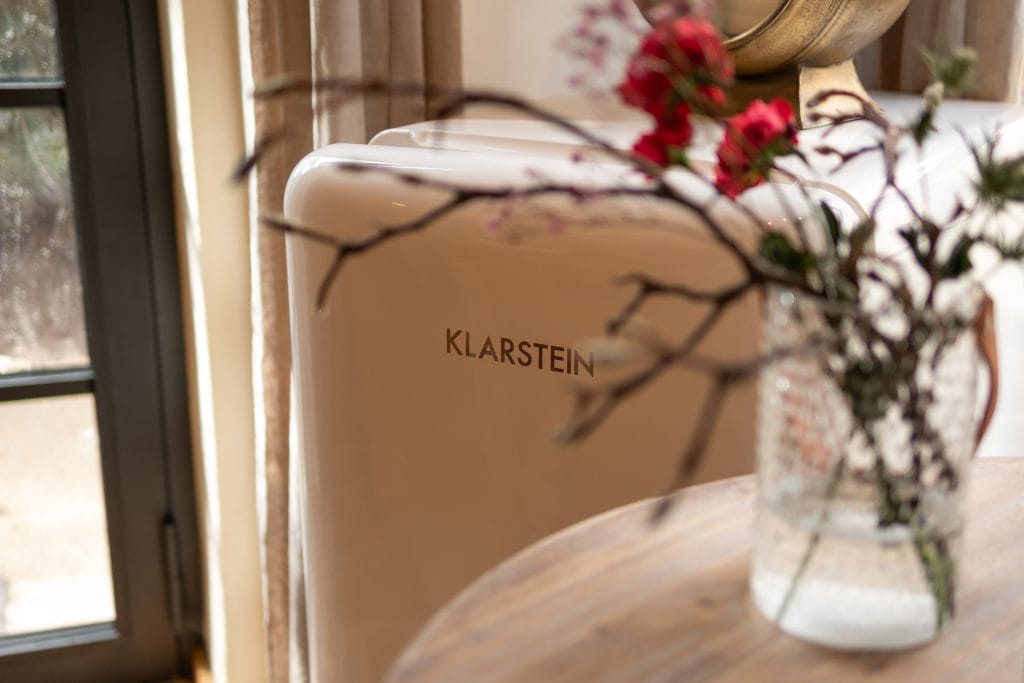 Antikes Keramikgef&auml;&szlig; mit Blumen, Natur und Wohnstil, Dekoration, Klinik, Naturprodukte, K&uuml;che, Interior.