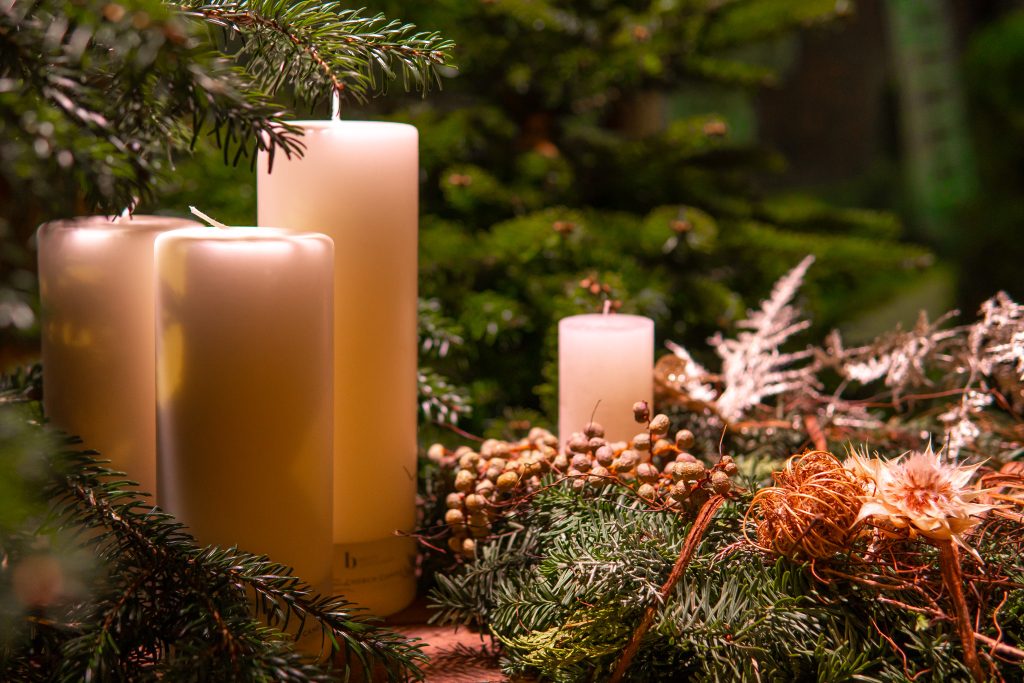 Sanfte Kerzenlicht Dekoration f&uuml;r die Weihnachtszeit bei Gut Leben Berlin.