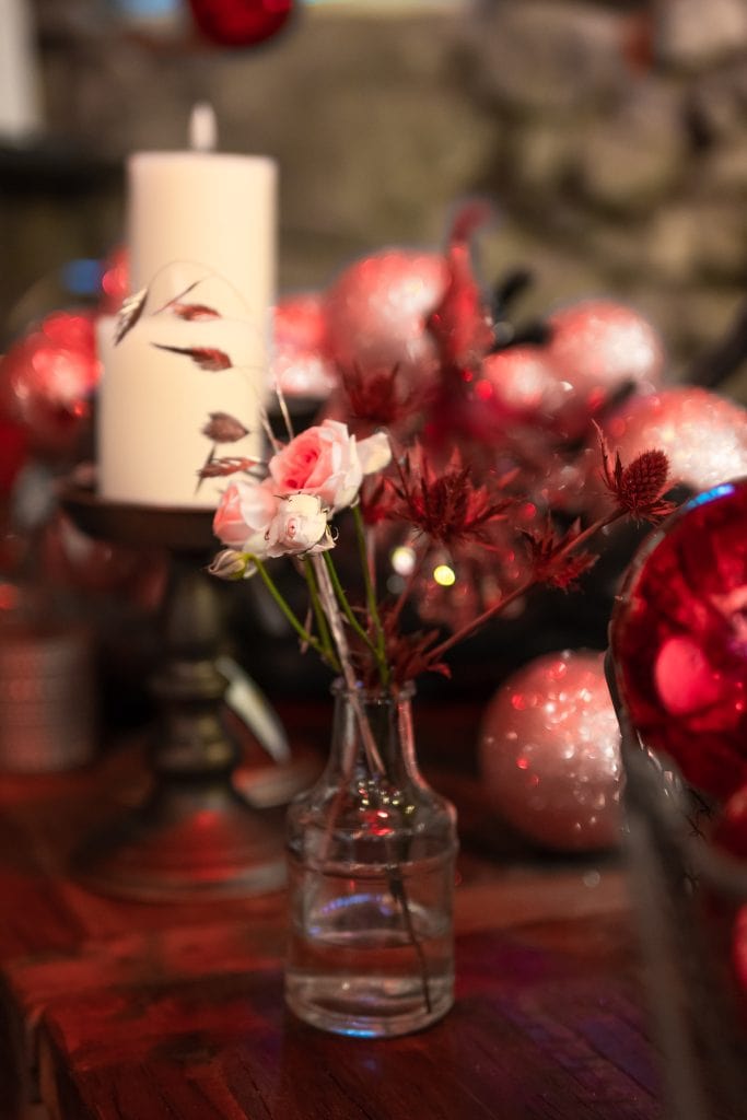 Entspannte Atmosph&auml;re mit eleganter Blumenarrangement und Kerzen f&uuml;r das Wohlbefinden.