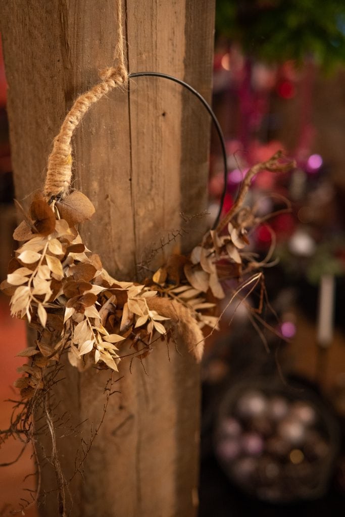 Trockene Blumenkranz, Schmuck f&uuml;r nachhaltigen Wohnstil, nat&uuml;rliche Dekoration, handgefertigt, rustikaler Look.