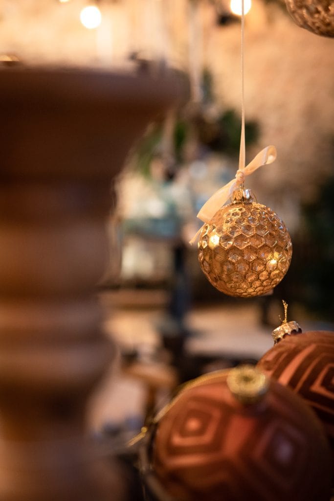 Glitzernder Weihnachtsbaum-Schmuck mit Goldt&ouml;nen und geometrischen Mustern.