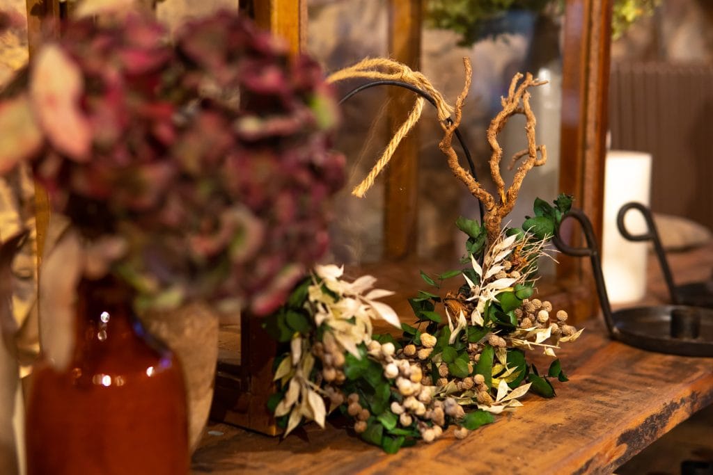 Blumenarrangement mit Naturdeko, rustikaler Stil, f&uuml;r gem&uuml;tliches Ambiente in Berlin.