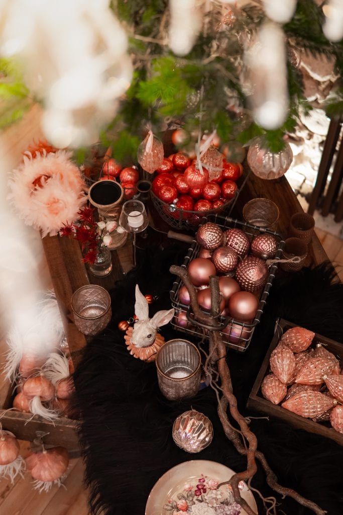 Glitzernde Weihnachtsdekoration mit Dekorationsglas, Kugeln und Ziergegenst&auml;nden.