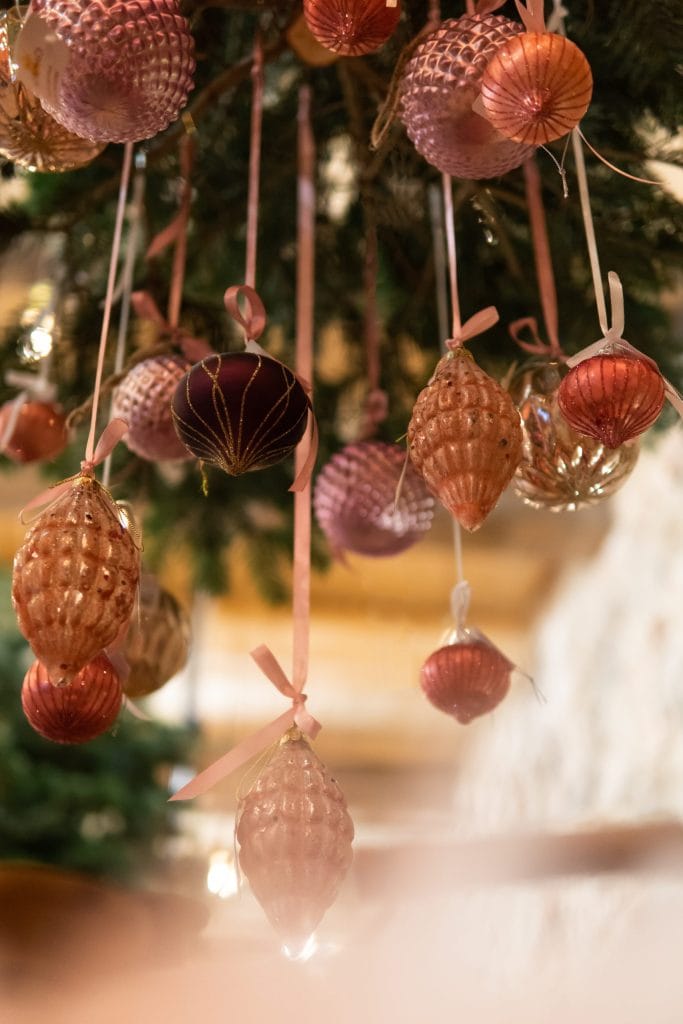 Zierliche Weihnachtsbaumkugeln in Rosa und Gold, festliche Dekoration f&uuml;r ein gem&uuml;tliches Zuhause.