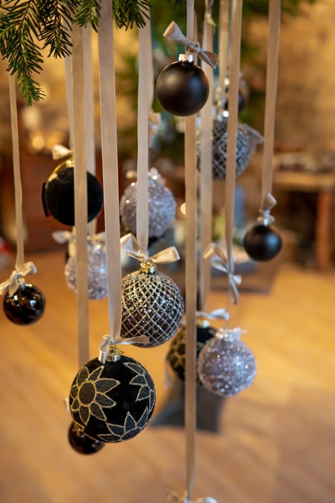 Elegante Weihnachtsbaumschmuck in Schwarz und Silber f&uuml;r ein festliches Zuhause.