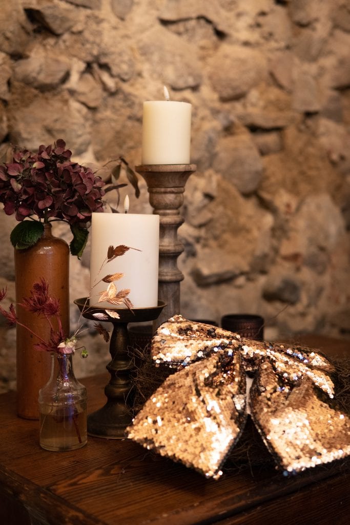 Gem&uuml;tliche Dekoration mit Kerzen, Herbstblumen und Seidenschleife f&uuml;r entspannten Lifestyle.