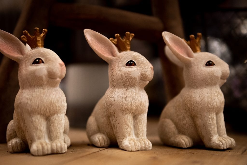 Verspielte Osterhasenfiguren mit goldenen Kronen, perfekt f&uuml;r festliche Dekorationen.