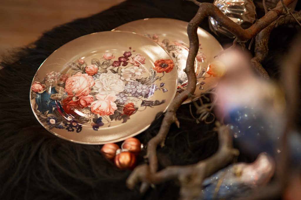 Feines Porzellan mit Blumenmuster f&uuml;r gesunde Darmflora, stilvoll, elegante Pr&auml;sentation.