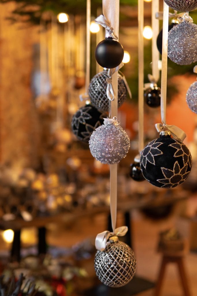Elegante Weihnachtsbaumschmuck, festliche Dekoration f&uuml;r ein gem&uuml;tliches Zuhause.