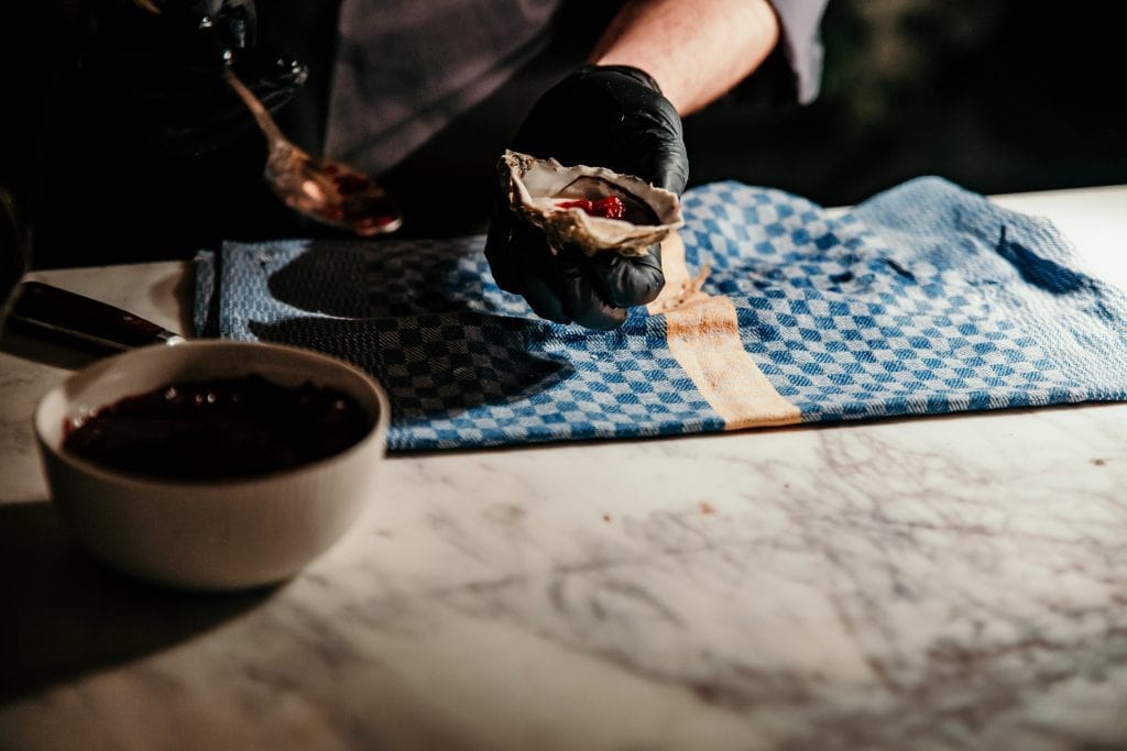 Frischer Muschel mit rotem Fischrogen, prepared f&uuml;r Gourmet-Erlebnis.
