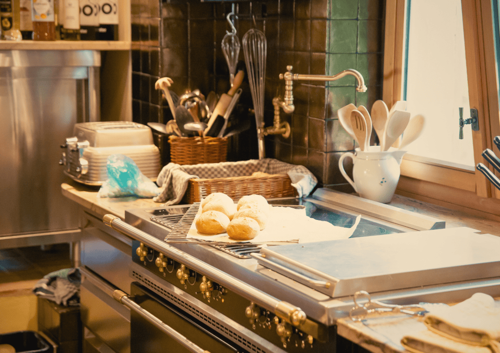 Frisches Gebäck auf Ofen in gemütlicher Küchenatmosphäre, ideal für gesundes Leben.