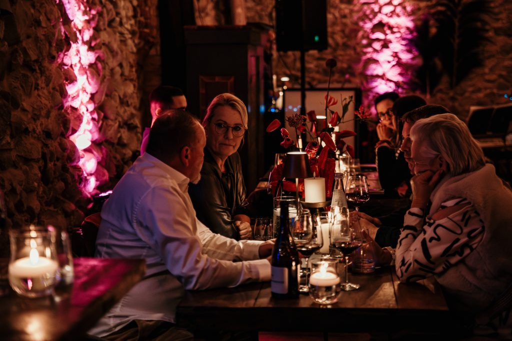 Stimmungsvolles Dinner im authentischen Ambiente bei Gut Leben Berlin.