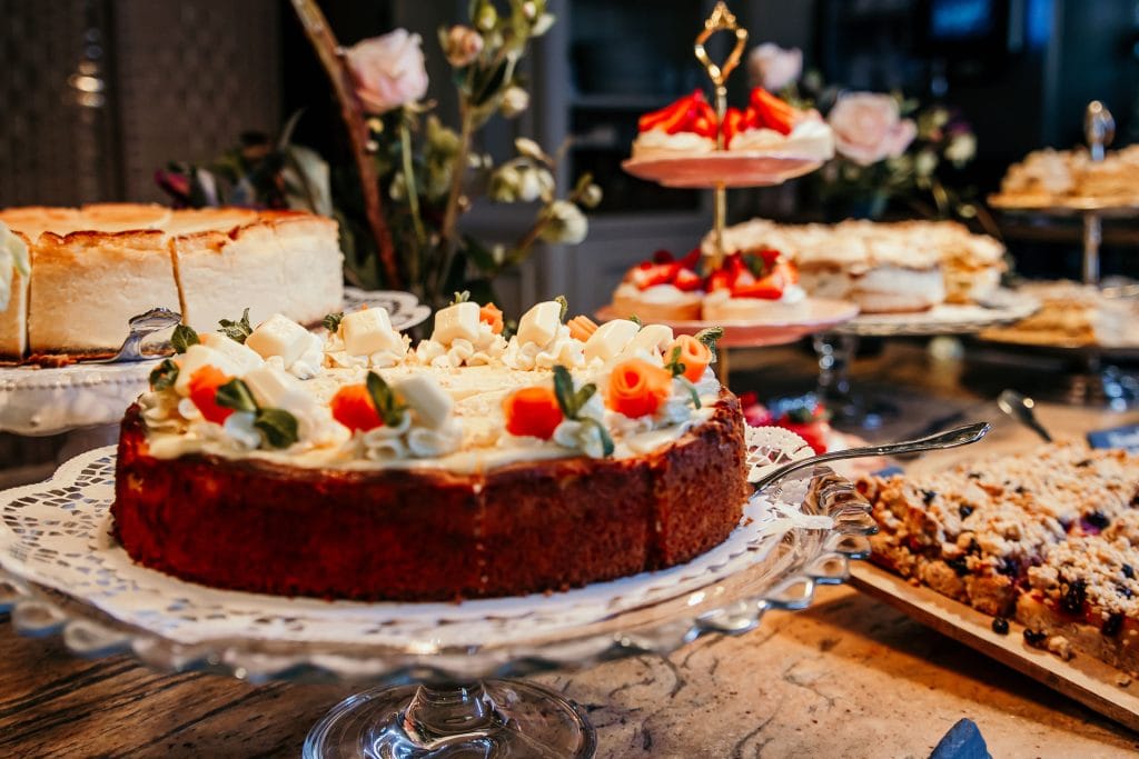 Leckerer Kuchen auf eleganter Weitere mit frischen Blumen für gesundes Leben in Berlin.