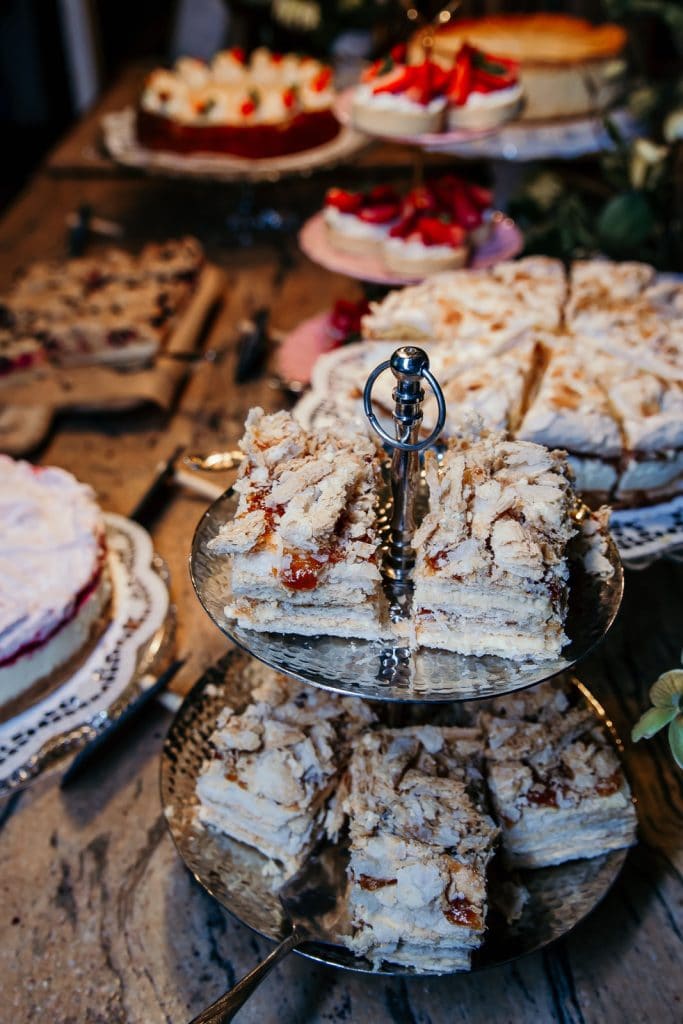 Hochwertiger K&auml;sekuchen auf einer eleganten Etag&egrave;re, perfekt f&uuml;r festliche Anl&auml;sse bei Gut Leben.