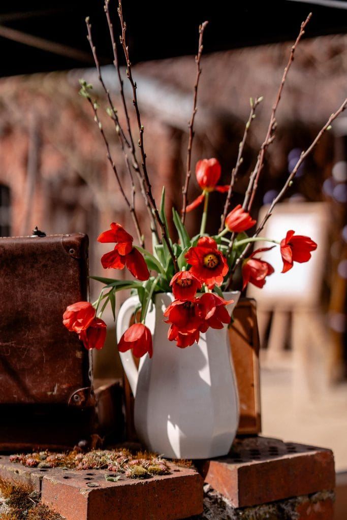 Fr&uuml;hlingsblumen in Vase, frisches Essen, Gesundheit, Wohlbefinden, Natur, Naturheilkunde, Ganzheitliches Leben, Gut Leben Berlin.