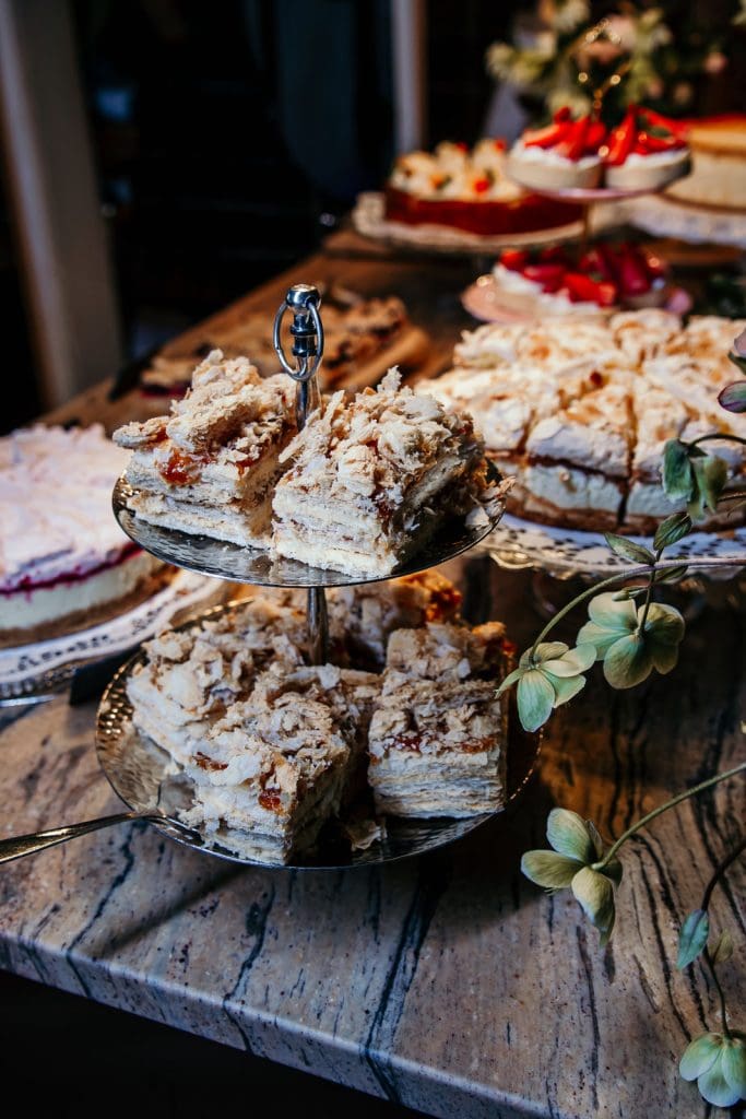 Knusprige Baiser-Schnitten auf stilvoller Silberplatte, mit frischer Dekoration, ideal f&uuml;r festliche Anl&auml;sse.