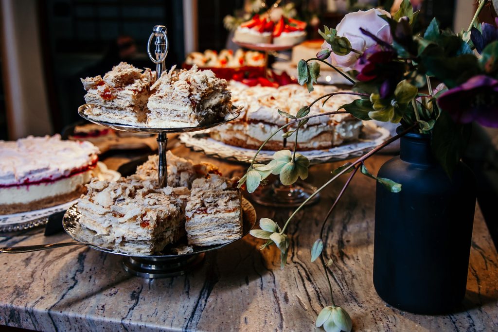 Verschenkte Kuchen und Torten auf einer eleganten Tafel bei Gut Leben Berlin.