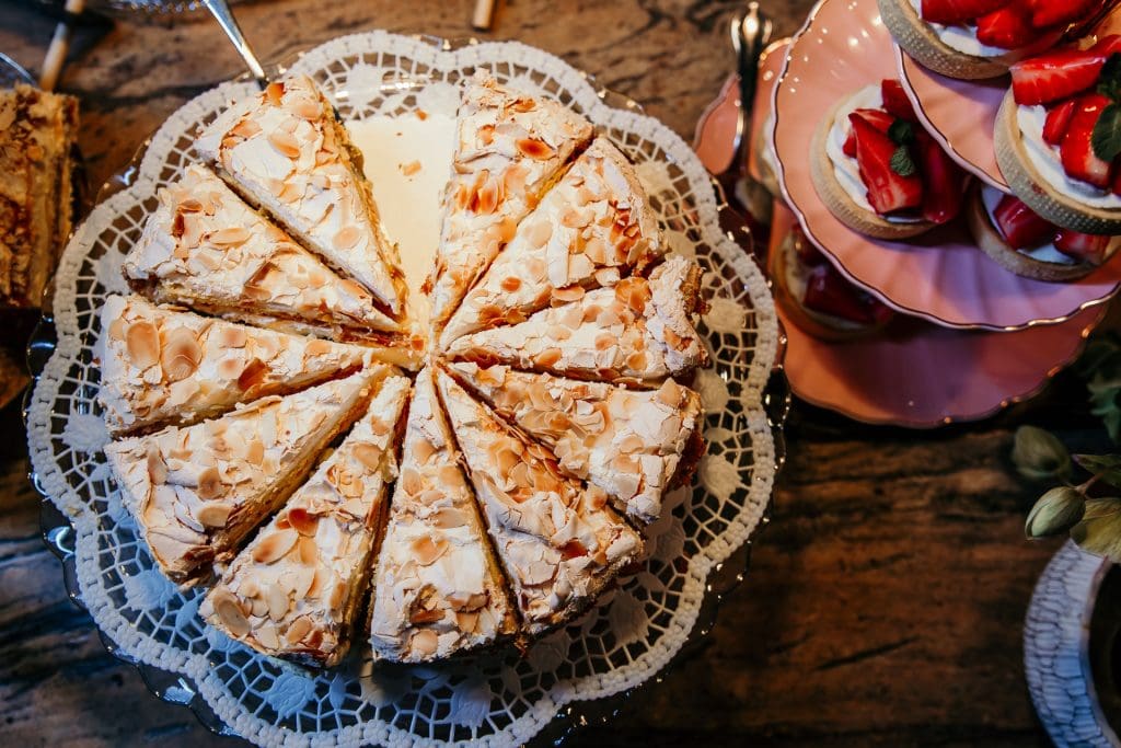 Sahnige Mandelkuchen auf einem edlen Teller für gesunde Ernährung und Wohlbefinden.