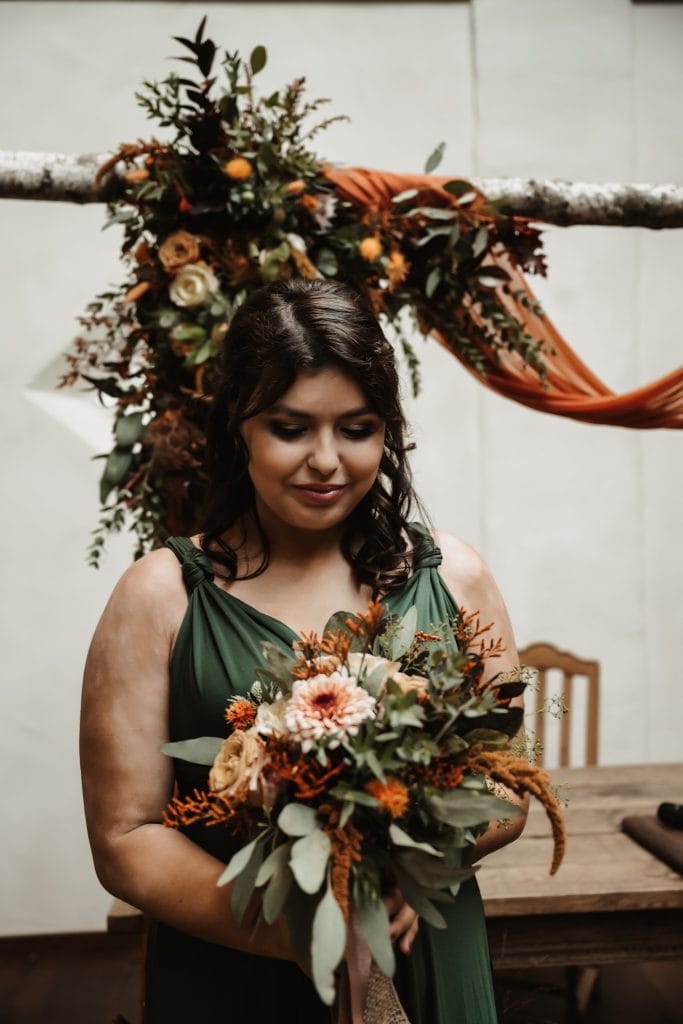 Naturfrisches Hochzeitsbouquet mit Herbstfarben, &ouml;kologisch und nachhaltig, perfekt f&uuml;r nat&uuml;rliche Hochzeiten.