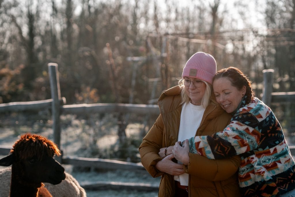 Seelenfrieden, Naturverbundenheit, entspannte Frauen, l&auml;ndliche Umgebung, Tierliebe, Outdoor-Aktivit&auml;ten, Stressabbau, Wohlbefinden, Naturerlebnis, Lebensqualit&auml;t.