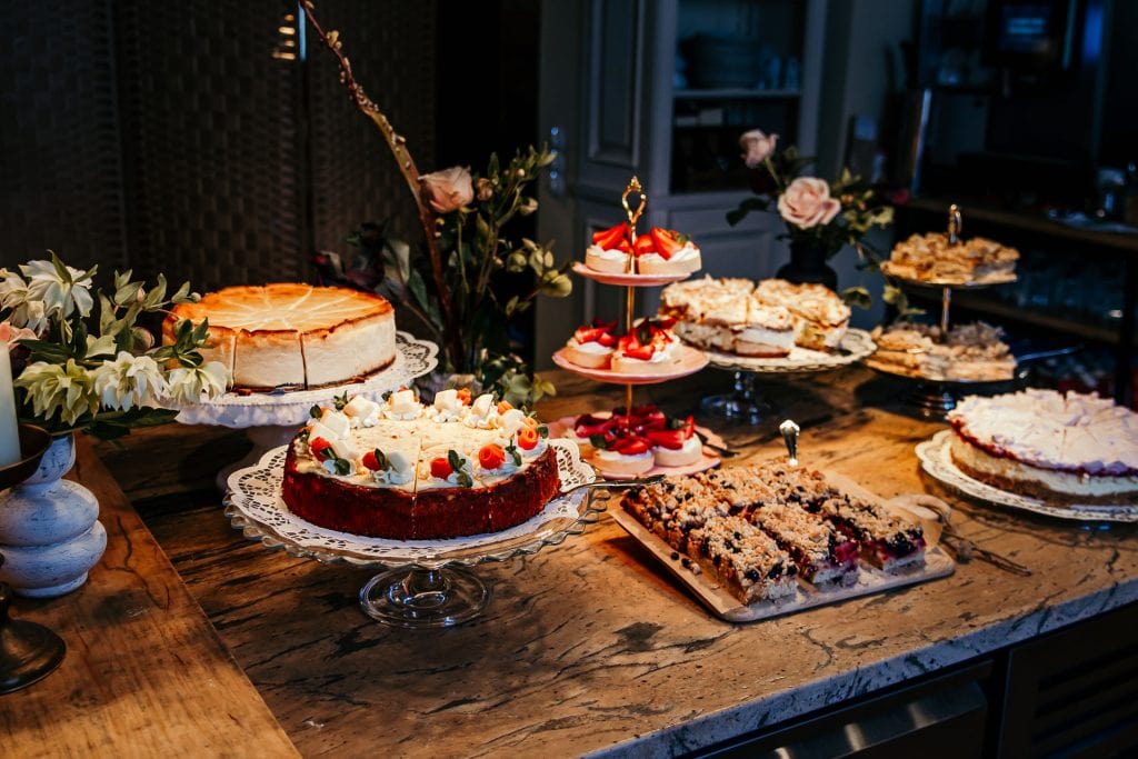 Verf&uuml;hrerischer Kuchentisch mit frischen, hausgemachten Torten und Desserts.