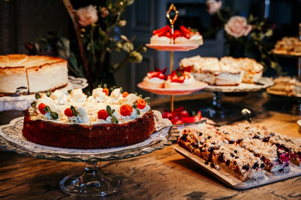 Verf&uuml;hrerischer Kuchen und Dessert-Auswahl auf einem festlichen Buffet f&uuml;r einen besonderen Anlass.