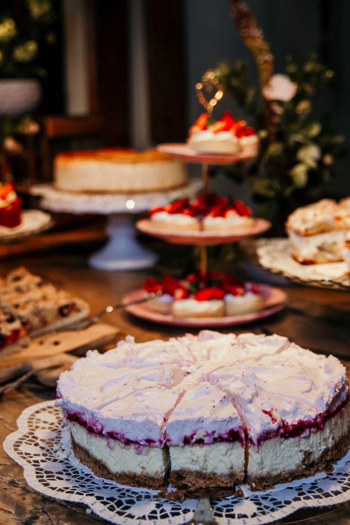 Vegetarischer, glutenfreier, nachhaltiger Hochzeitkuchen mit Beeren und Frischk&auml;se.