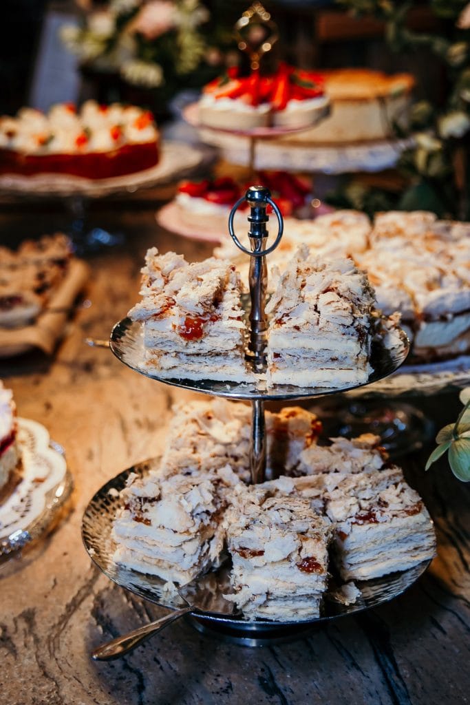 S&uuml;&szlig;er Apfelkuchen auf historischem Zierteller, f&uuml;r besondere Anl&auml;sse und Backkunst.
