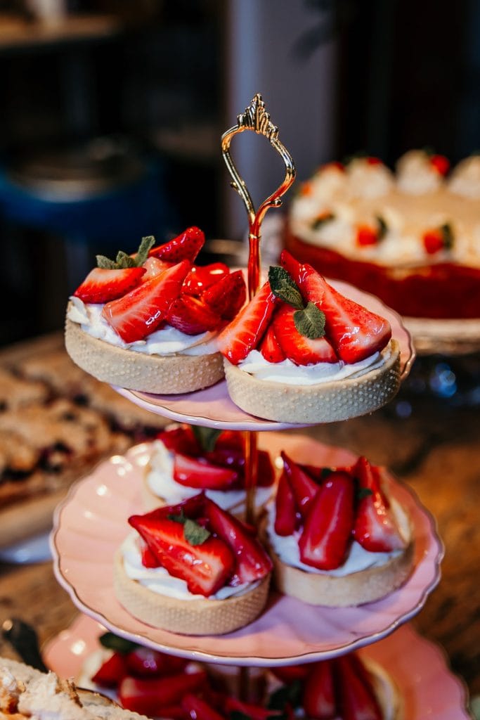 Frische Erdbeeren auf veganen Baisert&ouml;rtchen, perfekt f&uuml;r einen gesunden Genuss.