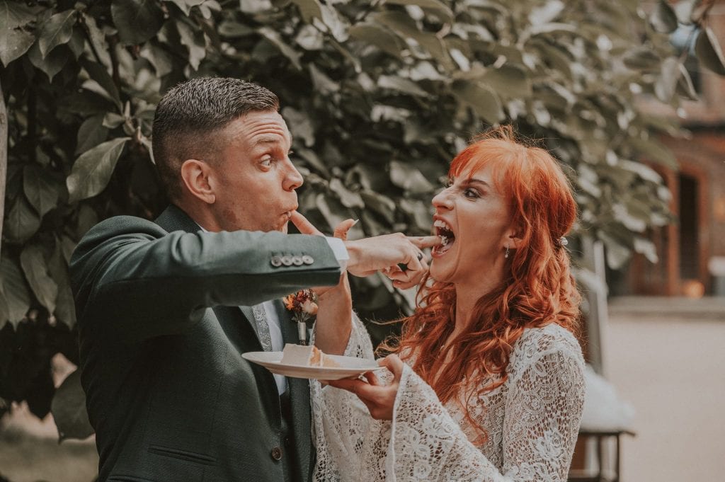 Spielende Paare bei einer Hochzeit, humorvoll, ausgelassen, emotionale Momente, Gut Leben, Berlin, Lifestyle.