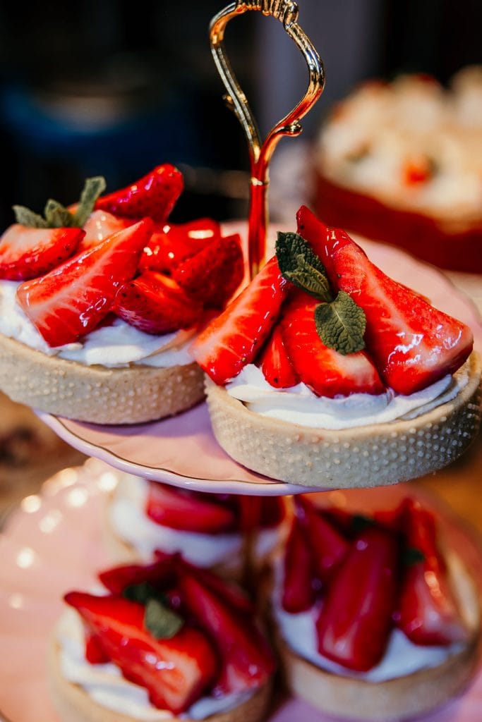 Saftige Erdbeer-T&ouml;rtchen mit frisch gebackenen B&ouml;den und Minzbl&auml;ttern.