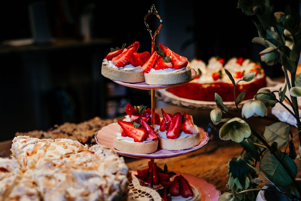 Frische Erdbeer-Tartelettes auf einer eleganten Etagere, perfekte S&uuml;&szlig;igkeit f&uuml;r ein gesundes Leben.