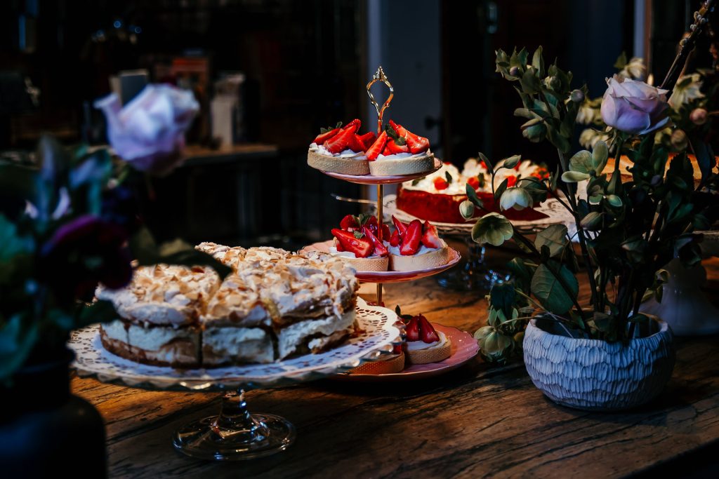 Saftige Erdbeertorten auf Selbstbedienungs-Festtafel bei Gut Leben Berlin.