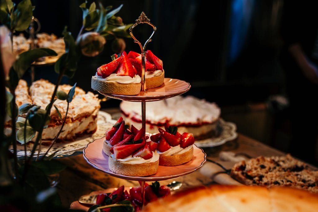 Frische Erdbeeren auf Tortenboden, verlockendes Geb&auml;ck, Backkunst, S&uuml;&szlig;speisen, Feinste Backwaren, Dessert, Konditorei.