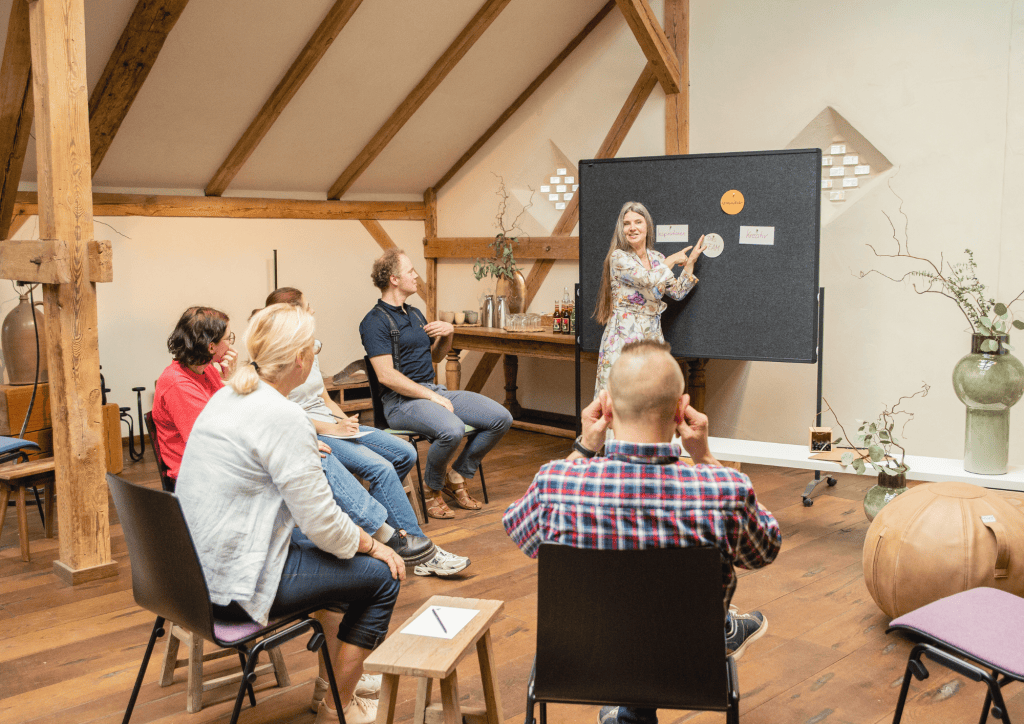 Atemberaubende Seminarraum im historischen Gut Leben in Berlin f&uuml;r achtsames Leben und pers&ouml;nliche Entwicklung.