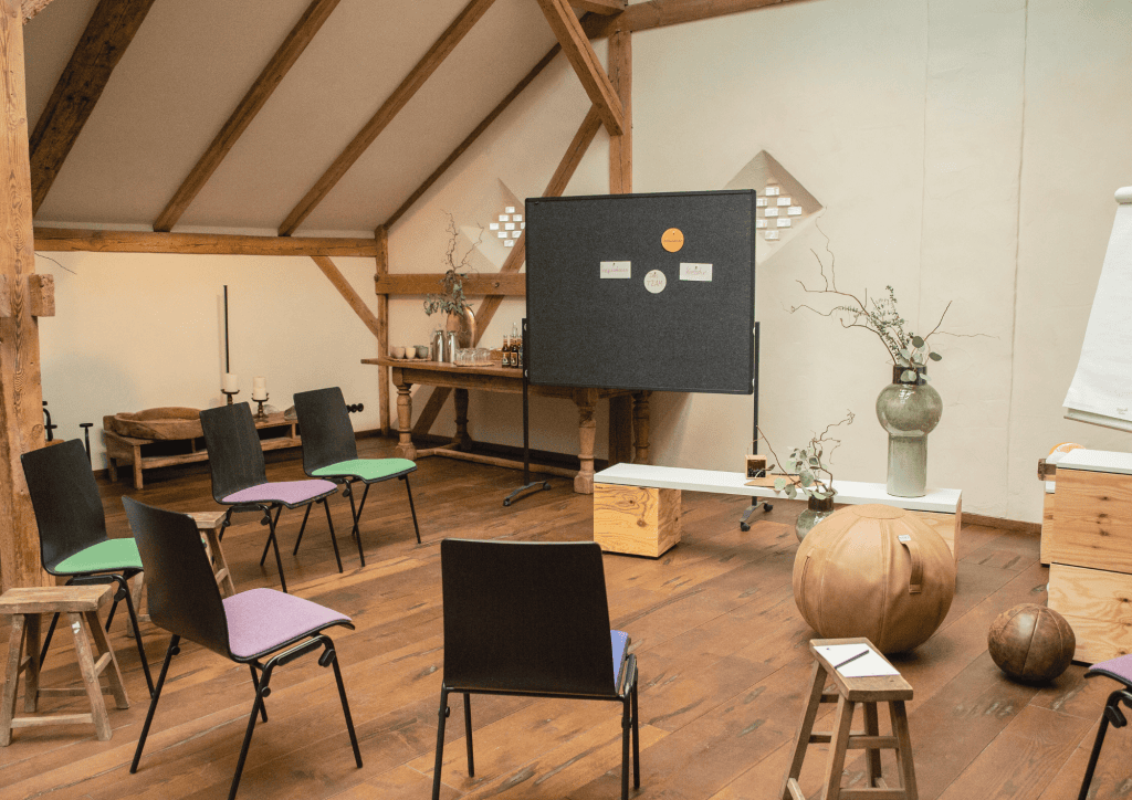 Achtsamkeits-Workshop Raum mit nat&uuml;rlichen Dekoelementen und flexiblen Sitzgelegenheiten in einer gem&uuml;tlichen Atmosph&auml;re.
