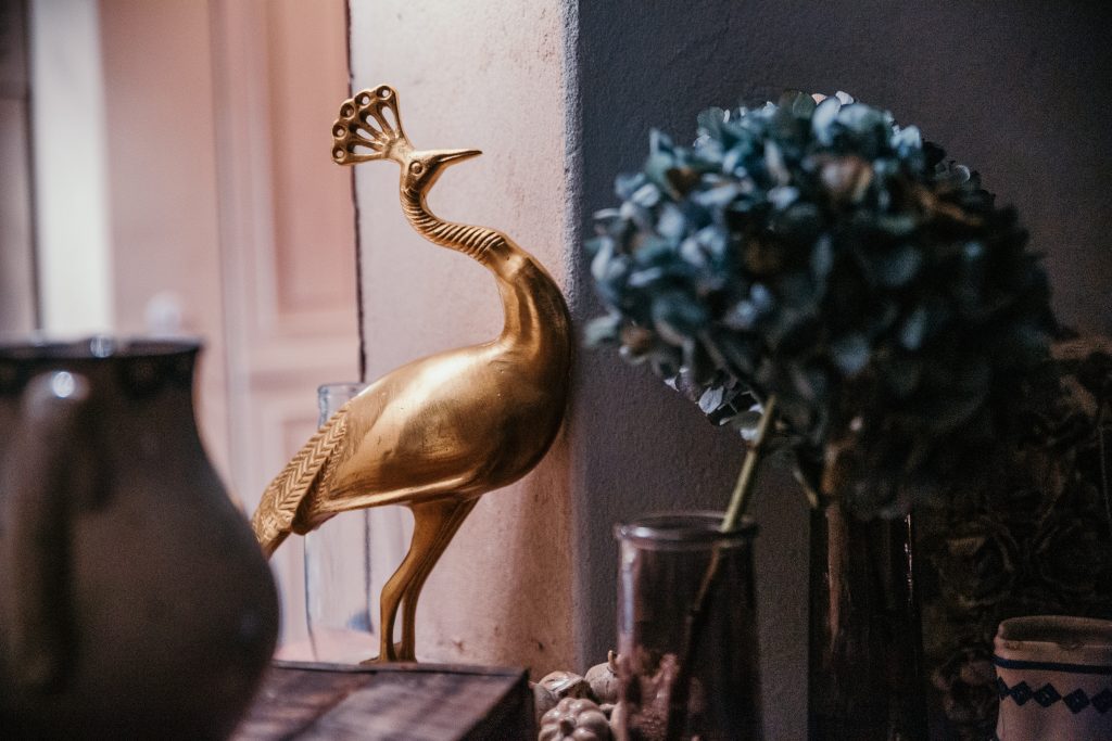 Elegante goldene Vogel-Figur, Dekoration für gemütliches Zuhause, stilvoller Wohnaccessoire.