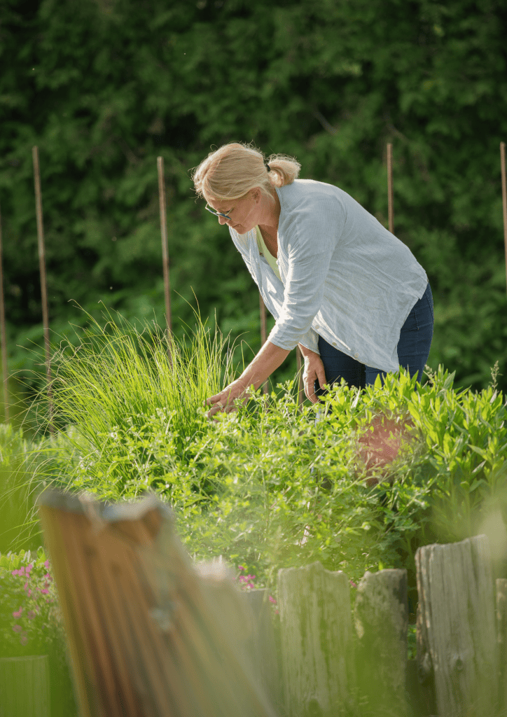 1. Frau beim Kräuteranbau im Garten, nachhaltiges Leben, Bio-Garten, Naturverbunden.