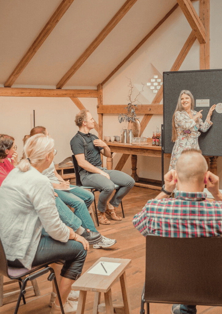 Entspannende Workshop-Sitzung in gem&uuml;tlichem Raum bei Gut Leben Berlin.