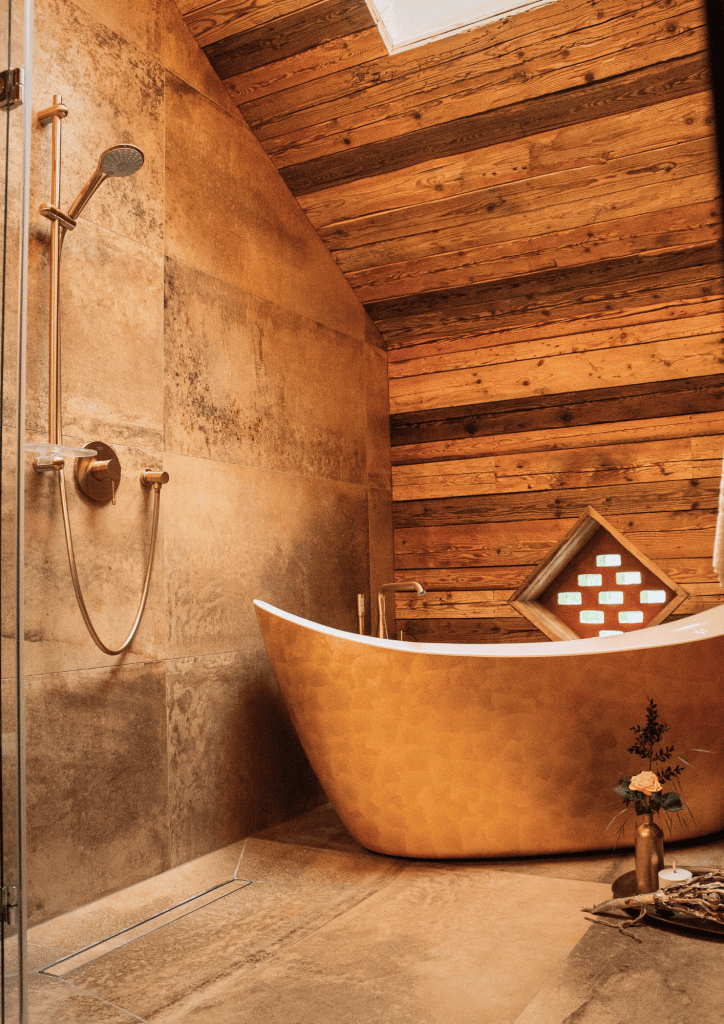 Entspannendes Bad in rustikaler Sauna mit Holzdekor und luxuriösem Badewannen-Design.