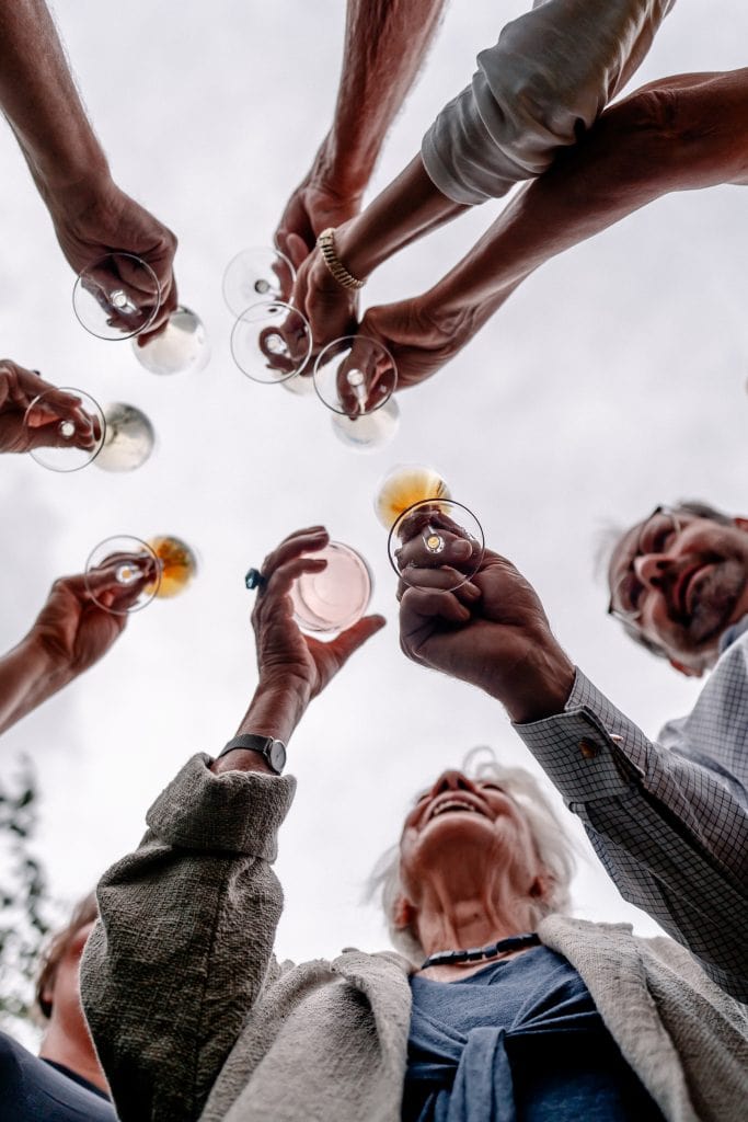 Gelassenheit, Gemeinschaft, Genuss, nachhaltiges Leben, gesunde Ernährung, Freude, soziales Miteinander, bewusste Lebensweise.