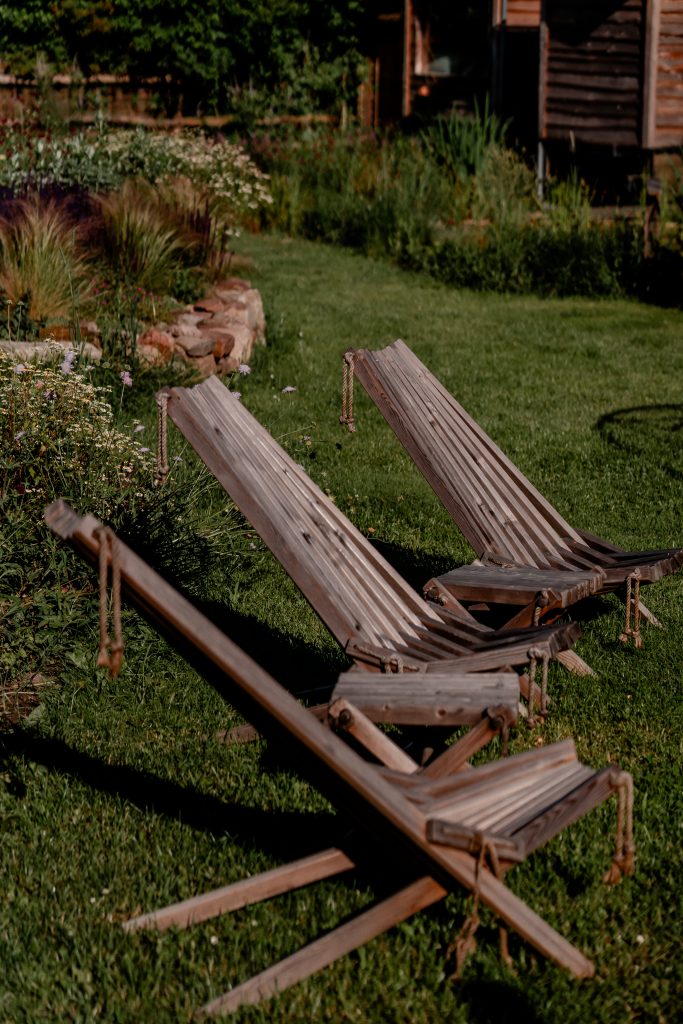 Entspannte Gartenliegen im gr&uuml;nen Garten bei Gut Leben in Berlin.